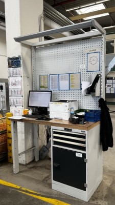1 Werkbank Garant mit Werkzeuglochwand und Beleuchtung